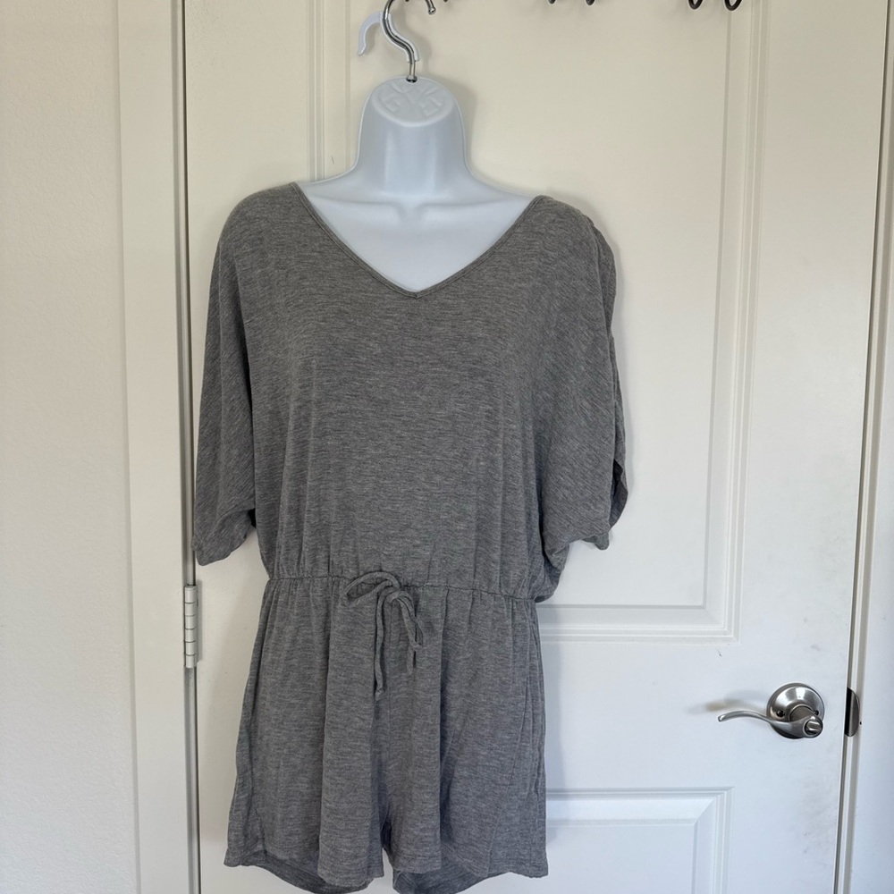 Tresics Heather Gray V-Neck Top